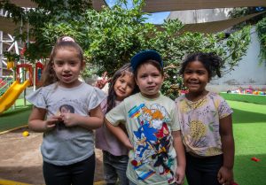 cuatro niñas felices mirando para la foto